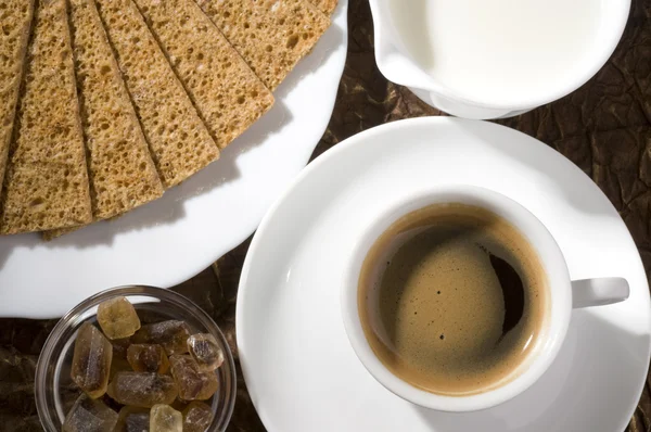 Zwarte koffie beker met crackers — Stockfoto