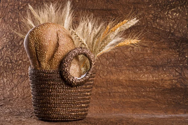 Кошик з зерновим хлібом і крупами . — стокове фото