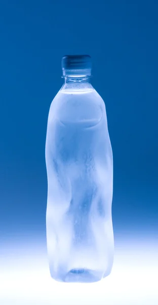 Мінеральна вода повна пляшка — стокове фото