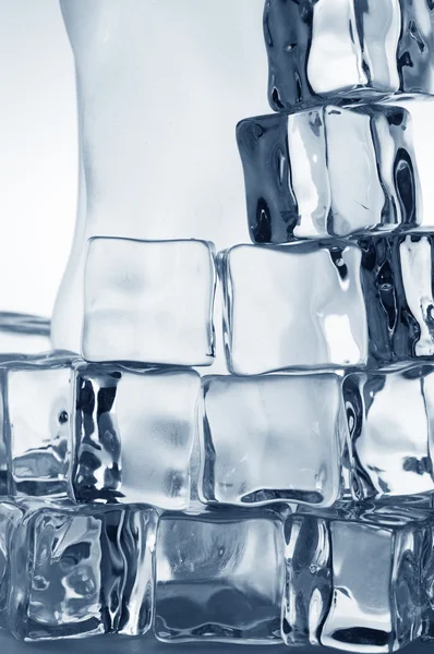 Bevroren transparante ijs kubussen close-up — Stockfoto