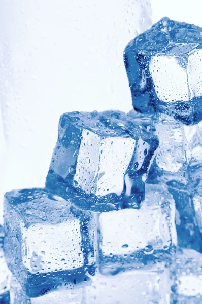 Крупный план замороженных прозрачных кубиков льда — стоковое фото