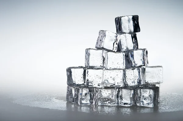 Donmuş şeffaf buz küpleri yakın çekim — Stok fotoğraf