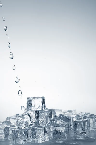 Σαφές φρέσκο μεταλλικό νερό — Φωτογραφία Αρχείου