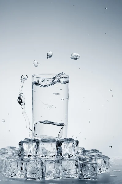Wassertrunk spritzt aus Glas — Stockfoto