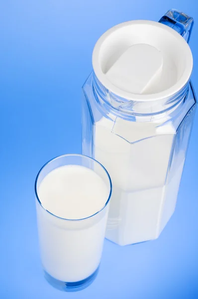 Υγιεινό γάλα τροφίμων σε μπλε φόντο — Φωτογραφία Αρχείου