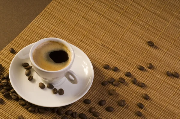 Café expreso con granos de café —  Fotos de Stock