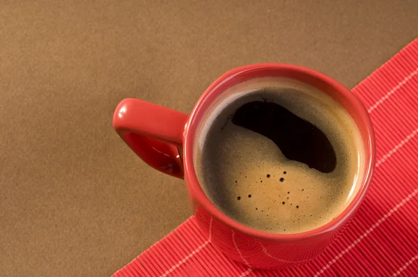 Schwarzes Kaffeetrinken in einer roten Tasse — Stockfoto