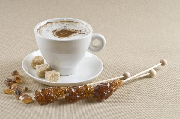 Káva cappuccino šálek s hnědého cukru — Stock fotografie