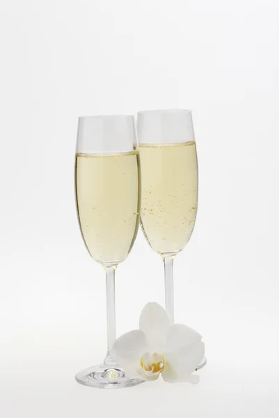 Bicchieri di champagne su bianco . — Foto Stock