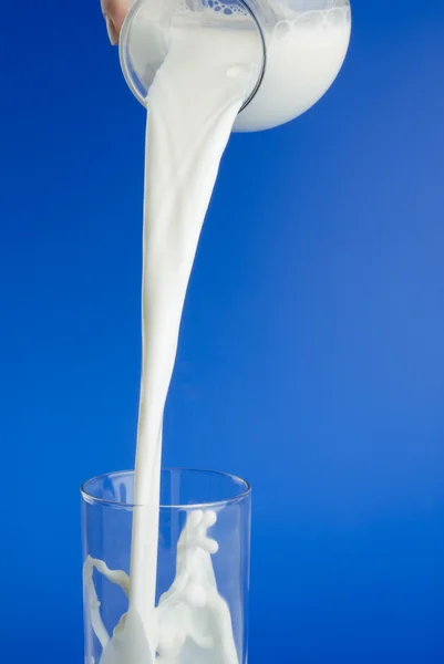 Milch gießen — Stockfoto