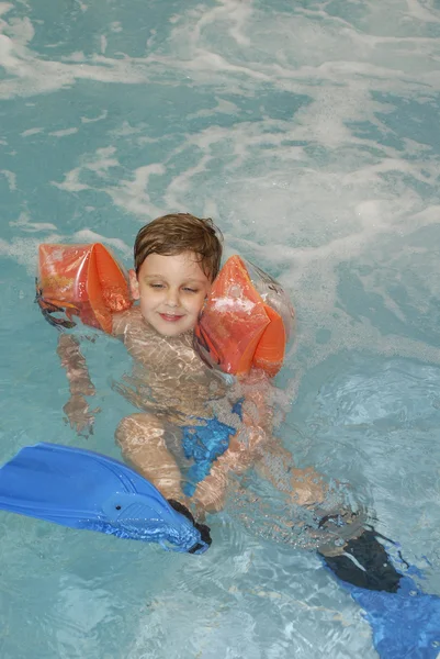 Kleiner Junge mit Schwimmflossen — Stockfoto