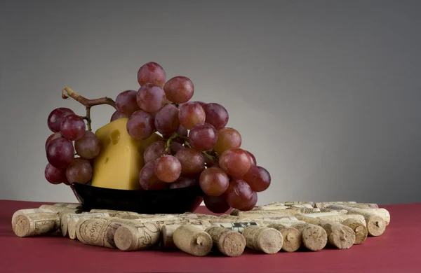 Czerwonych winogron, sery, wina korka. — Zdjęcie stockowe