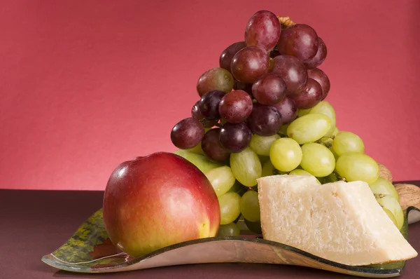 Fructe și brânză întinsă într-o farfurie . — Fotografie, imagine de stoc