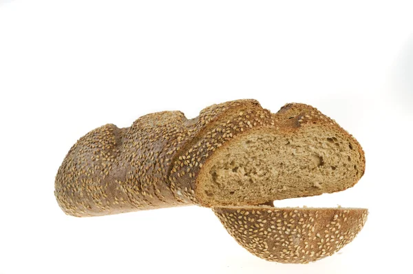 Pão escuro de grão integral cortado — Fotografia de Stock