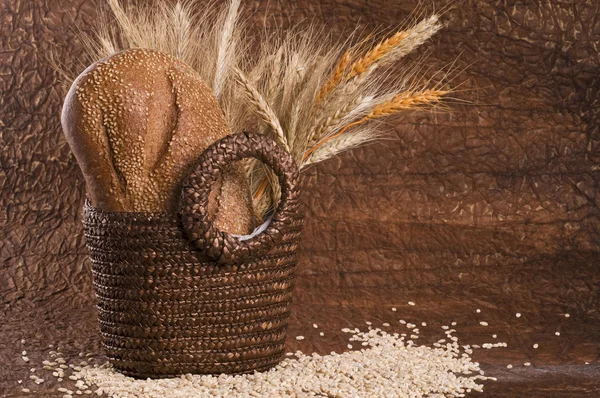 Basket with grain bread and cereals. — Stock Photo, Image