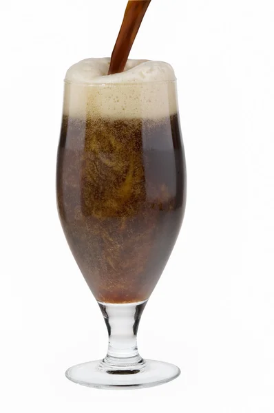 Алкоголь темное пиво с пеной — стоковое фото