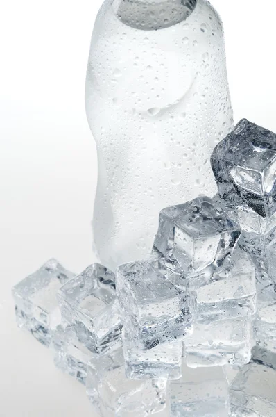 Кубики льда и минеральная вода — стоковое фото