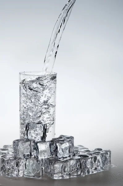 Eingießen von Mineralwasser — Stockfoto