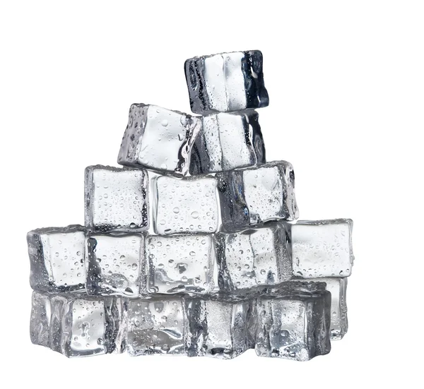 Cubos de hielo de cristal congelado aislados —  Fotos de Stock