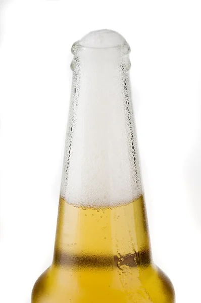 거품과 함께 맥주 병의 윗 부분 — 스톡 사진