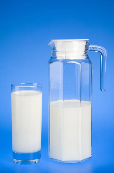 Υγιεινό γάλα τροφίμων σε μπλε φόντο — Φωτογραφία Αρχείου