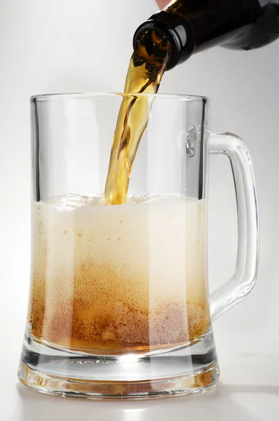 Alkol koyu bira köpük ile — Stok fotoğraf