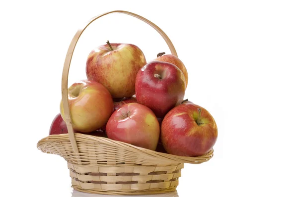 バスケットにリンゴの食品 — ストック写真