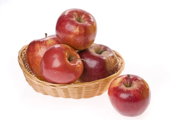 Еда из яблок в корзине — стоковое фото