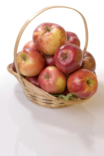Apple τροφίμων σε ένα καλάθι — Φωτογραφία Αρχείου