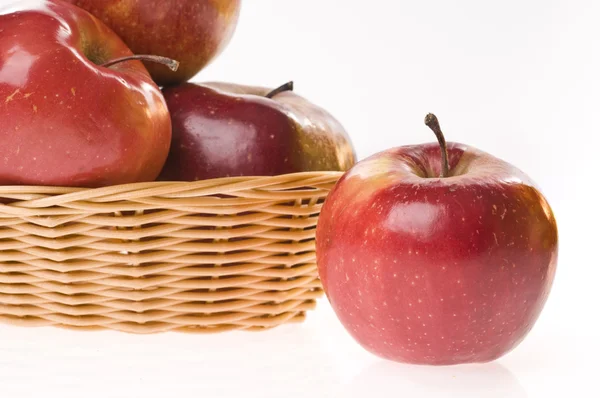 Comida de manzana en una cesta —  Fotos de Stock