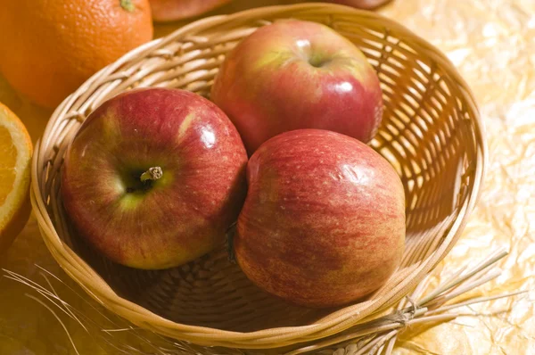 Tres manzanas en cesta — Foto de Stock