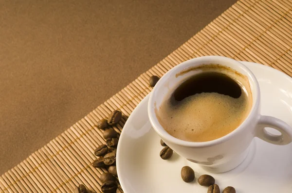 Espresso-Kaffee mit Kaffeebohnen — Stockfoto