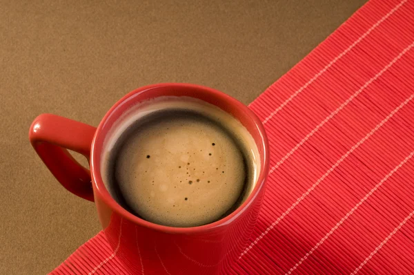Чорний кавовий напій у червоній чашці — стокове фото