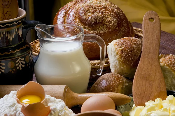 La jarra de leche con pan —  Fotos de Stock