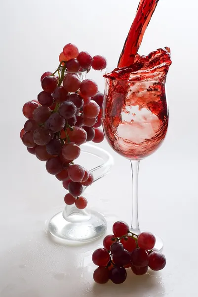 Kırmızı şarap bardağa dökülüyor. — Stok fotoğraf
