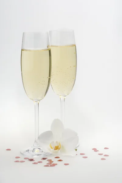 Gläser Champagner und weiße Orchidee. — Stockfoto