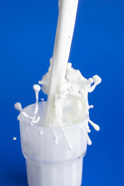 Verter leche —  Fotos de Stock