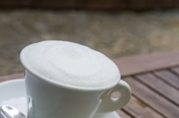 Cappuccino-Kaffeetasse im Freien — Stockfoto