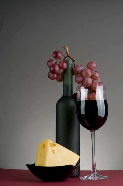 Vinho tinto, uva e queijo . — Fotografia de Stock