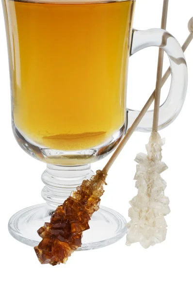 Šálek čaje s karamelovým cukrem přes bílý — Stock fotografie
