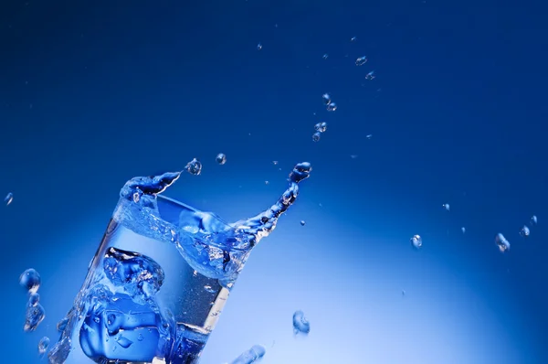 Mineralwasser spritzt — Stockfoto