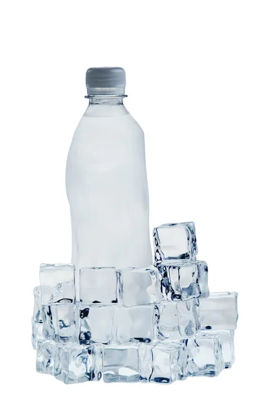 Πάγου κύβους και μπουκάλι μεταλλικό νερό — Φωτογραφία Αρχείου
