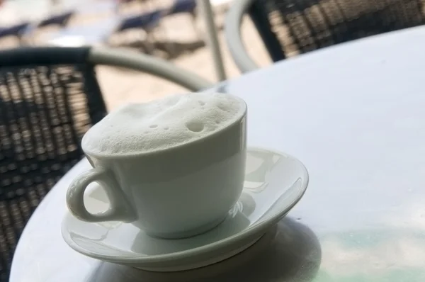 Taza de café capuchino al aire libre —  Fotos de Stock