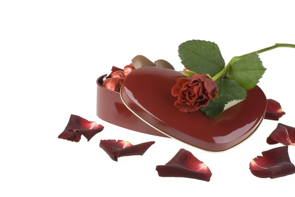 Süße Schachtel und rote Rose über weiße. — Stockfoto