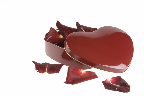 Rote Herzschachtel mit Rosenblättern — Stockfoto