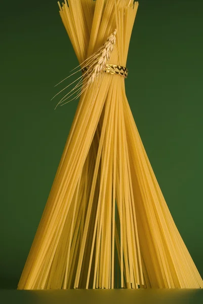 Špagety na zeleném pozadí — Stock fotografie