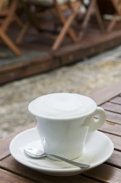 Cappuccino kaffe kopp utomhus — Stockfoto
