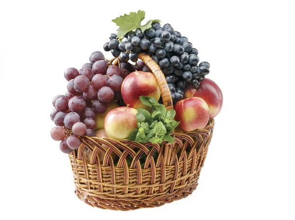 Объекты фруктовой пищи в корзине — стоковое фото