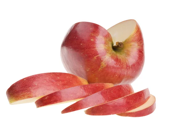 Fresco rosso maturo mela tagliata su bianco — Foto Stock
