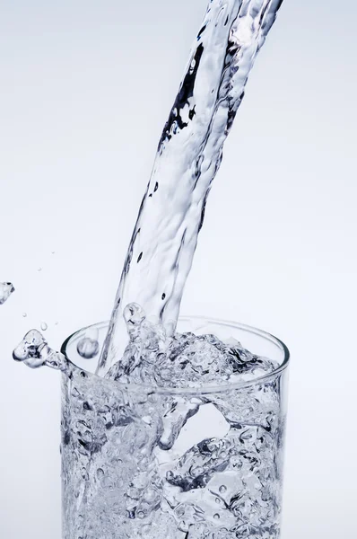 Verser le flux d'eau minérale — Photo